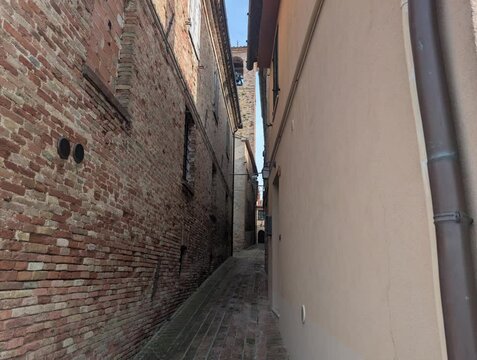 Vicolo dell'antico borgo medievale Piticchio di Arcevia nelle Marche