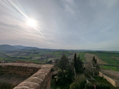 Vista dalle mura di cinta del borgo medievale Piticchio di Arcevia nelle Marche