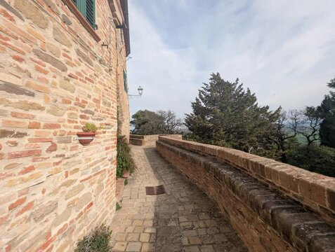 Camminamento sulle mura di cinta nel borgo medievale Piticchio di Arcevia nelle Marche