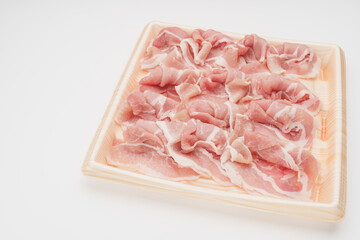 食品トレーに入った豚の肩肉(薄切り)