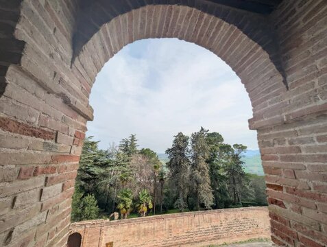 Arco nell'antico borgo medievale del Piticchio di Arcevia nelle Marche