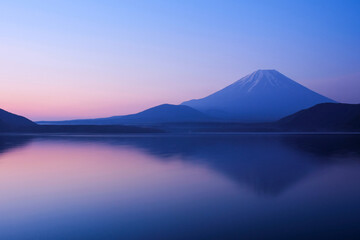 Naklejka premium 本栖湖と富士山