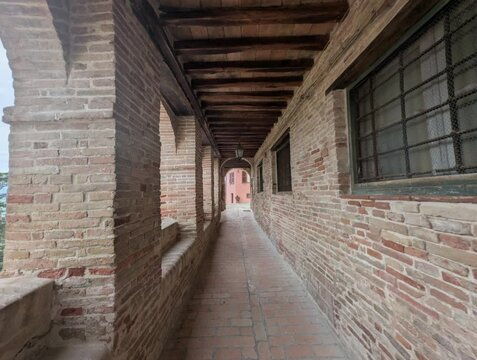 Vicolo dell'antico borgo medievale Piticchio di Arcevia nelle Marche