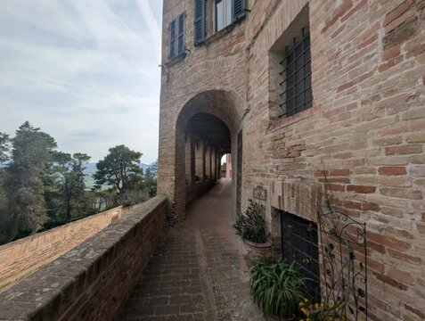 Arco nell'antico borgo medievale del Piticchio di Arcevia nelle Marche