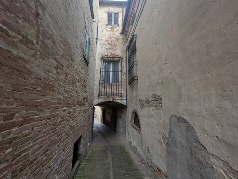 Vicolo dell'antico borgo medievale Piticchio di Arcevia nelle Marche