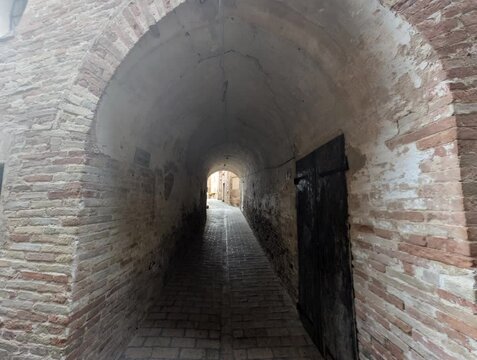 Arco nell'antico borgo medievale del Piticchio di Arcevia nelle Marche
