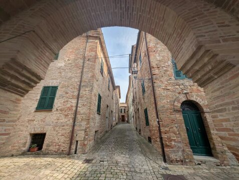 Arco nell'antico borgo medievale del Piticchio di Arcevia nelle Marche