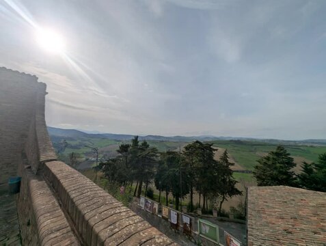Vista dalle mura di cinta del borgo medievale Piticchio di Arcevia nelle Marche