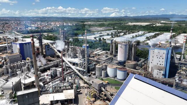 Vis&atilde;o a&eacute;rea em v&iacute;deo 4K de uma planta industrial no setor de papel e celulose, mostrando a infraestrutura e o processo de produ&ccedil;&atilde;o da f&aacute;brica