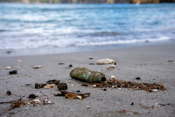 海岸に流れ着いたプラスチックゴミ　小笠原　東京都