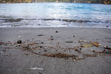 海岸に流れ着いたプラスチックゴミ　小笠原　東京都