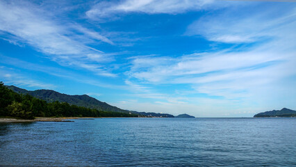 Obraz premium 京都の宮津湾の静かな海と緑豊かな島々