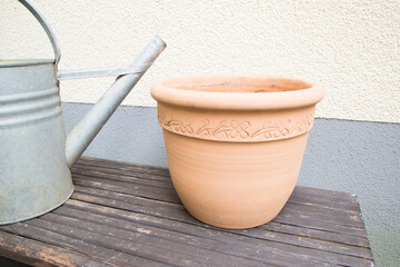 Blumentopf aus Terracotta, floral handverziert