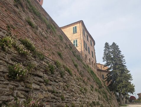 Mura di cinta del borgo medievale Piticchio di Arcevia nelle Marche