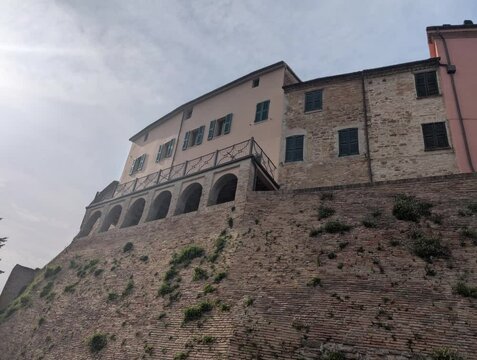 Mura di cinta del borgo medievale Piticchio di Arcevia nelle Marche