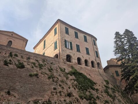 Mura di cinta del borgo medievale Piticchio di Arcevia nelle Marche