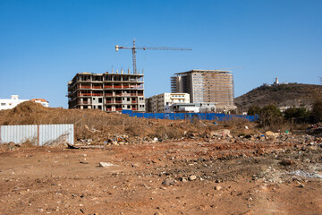 Fototapeta premium Immeuble en construction sur le site de l'ancien aéroport dans la ville de Dakar au Sénégal en Afrique 