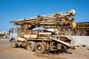Obraz premium Immeuble en construction sur le site de l'ancien aéroport dans la ville de Dakar au Sénégal en Afrique 