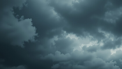 Obraz premium Dramatic dark clouds fill sky, creating moody atmosphere that evokes sense of impending rain. varying shades of gray add depth and texture to scene