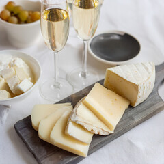 美しいスパークリングワインと、盛りだくさんのフレッシュチーズ