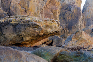 橋杭岩の岩場に広がる迫力の岩石