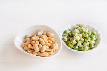 えんどう豆、グリーン豆、豆菓子、バターピーナッツ、ピーナッツ、塩味、豆、豆類、和菓子、和風、食器、コピースペース、おやつ、酒の肴、おつまみ、間食、食べ物、食物、衣、緑色、らっかせい、落花生、ピーナツ、ビーンズ、美味しい、懐かしい、つまみ、お茶菓子、お茶請け、日本、写真