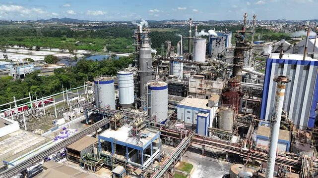 Vis&atilde;o a&eacute;rea de uma ind&uacute;stria de papel e celulose, mostrando o processo fabril, chamin&eacute;s, caldeiras e &aacute;reas de produ&ccedil;&atilde;o. A imagem destaca a opera&ccedil;&atilde;o e a escala da ind&uacute;stria moderna
