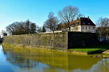 Fototapeta premium Le bastion du pont sur le canal du Rhône au Rhin à Dole dans le Jura