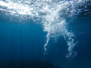 Fototapeta premium bubbles, bubble, water, underwater, sea, air, deep, undersea, under, background, wave, liquid, clear, clean, ocean, nature, texture, oxygen, blue, white, effect, transparent, foam, aquarium, aqua.