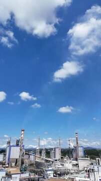Vis&atilde;o a&eacute;rea vertical ind&uacute;stria de celulose papel poluentes chamin&eacute;s e caldeiras