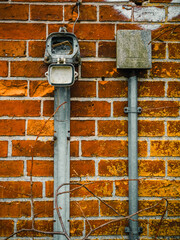 Alte Au&szlig;ensteckdosen an altem Mauerwerk