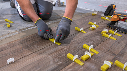 Tiling work using the leveling system.
