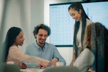 Obraz premium Business people collaborating on project in modern office meeting
