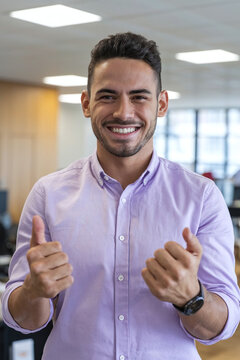 Homem feliz na empresa