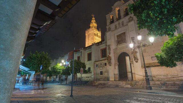 Timelapse nocturno de la Giralda y la Catedral de Sevilla iluminadas