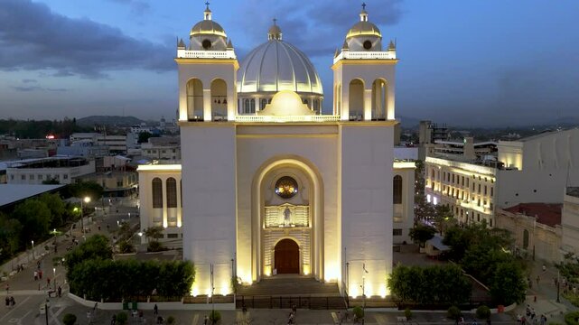 Toma a&eacute;rea nocturna de la Catedral del Centro de El Salvador