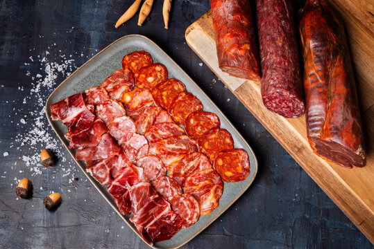 Plato con loncheados ib&eacute;ricos jam&oacute;n chorizo y carne curada