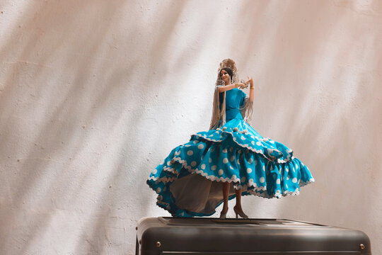 Mu&ntilde;eca flamenca con bata de cola gitana