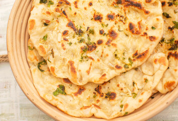 Pan indio con ajo y cilantro