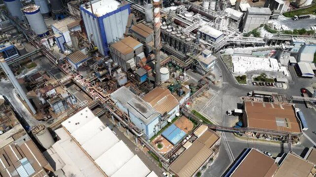 Produ&ccedil;&atilde;o industrial de papel e celulose, mostrando m&aacute;quinas, esteiras, bobinas e estruturas fabris. Ambiente automatizado e t&eacute;cnico em pleno funcionamento produtivo