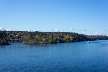 Obraz premium Sweden's picturesque rugged coastline near Stockholm, ferry traffic