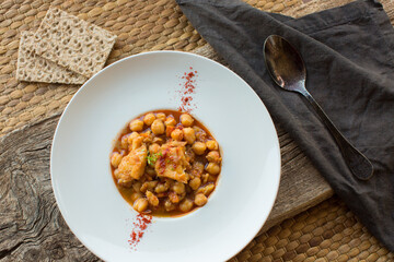 Garbanzos con bacalao y pimentón 