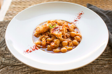 Garbanzos con bacalao y pimentón 