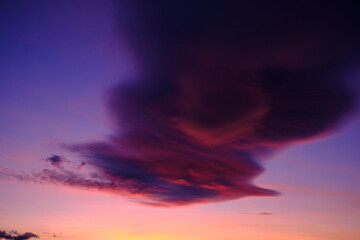 Atardecer en tonos púrpuras y rosas