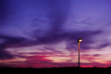 Silueta de una pequeña cigüeña en un atardecer colorido