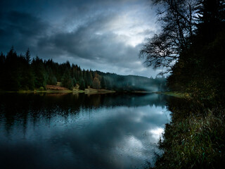 Lumi&egrave;re bleut&eacute;e sur un loch &eacute;cossais brumeux en fin de journ&eacute;e