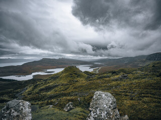 Vue spectaculaire sur les lochs et collines écossaises sous un ciel dramatique