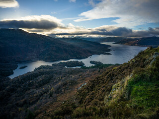 Fototapeta premium Panorama sur les lochs écossais au coucher du soleil