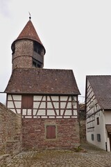 Fototapeta premium Weil der Stadt -Roter Turm mit Haus und Mauer.