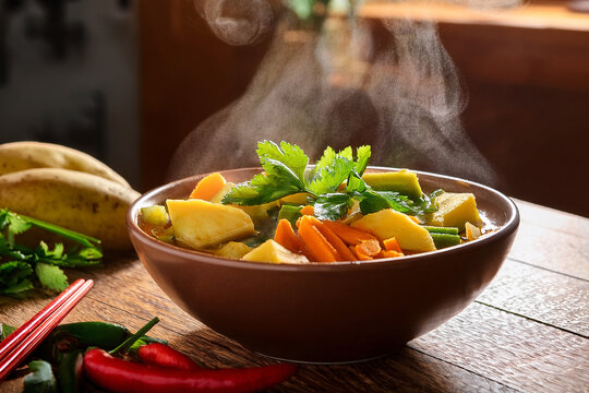 Sopa de mondongo con callos de res, verduras y hierbas, servida en cuenco de cer&aacute;mica